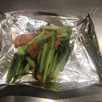 広島風鉄板囲酒屋 べにぼち - 小松菜とベーコンの鉄板焼