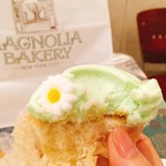 MAGNOLIA BAKERY  - 大きさはこれくらい