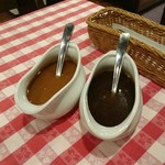 ザ　カウボーイハウス - 左・味噌ソース 右・醤油ソース