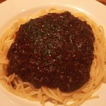 Bar J.Bridge　 - ランチ ミートソース800円 麺の太さ茹で加減好みです。ミートソースたっぷりなのも嬉しいです。ランチ禁煙だったらまた行きたいですがバーなので仕方ないですね。