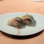 匠 進吾 - 酢〆の鯵でガリとキュウリを挟んで