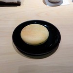 匠 進吾 - 甘味は塩のアイスクリームと抹茶のアイスクリーム半々のモナカ