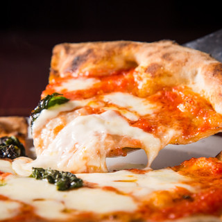 Authentic Neapolitan pizza baked in a stone oven ♪ A slightly fragrant masterpiece...