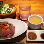 M.E.S Steak Cafe&Bar - やわらかハラミ丼 1000円、本日のスープ、サラダ、デザートが付きます