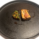 レスト ケイ ヤマウチ - 池の平牧場プレノワール(黒毛の鶏)のフォアグラ詰め 茄子と茄子のピューレ