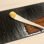 レスト ケイ ヤマウチ - サントルチオチーズ(クリームチーズとチェダーチーズを合わせた柔らかいチーズ) 鈴木養蜂園の蜂蜜 味噌を練り込んだブリオッシュ