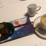 レスト ケイ ヤマウチ - 小菓子(マドレーヌ、ピスタチオのマカロン、抹茶のサブレ、ギモーブ、チョコと味噌のブラウニー他) コーヒー
