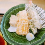 島活 - 天ぷら6種類 左の四角いのがゴマ豆腐  あとはシシトウ エビ トウモロコシ カボチャ イカ