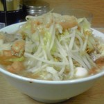 ラーメン二郎 - ラーメン豚入り+うずら 「アブラニンニク」(900円) 2011/04