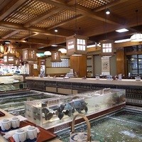 稚加榮 本店 - １F中央は大きな生簀です