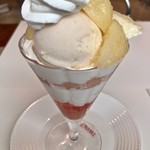 その下からはソフトクリームが顔をのぞかせる。。。