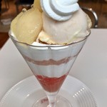 向こう側には生クリームと桃のシャーベット。