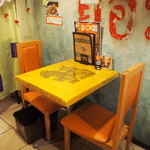 大阪カオマンガイキッチン - 店内（2Fテーブル席）