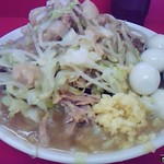 ラーメン二郎 - 小ラーメン豚入り+うずらの卵 「ニンニクアブラカラメ」(850円) 2009/09