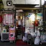 素うどん 四國屋 - 外観 
            店頭にいっぱいぶら下がったビニール袋の謎