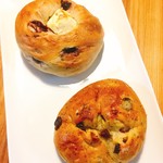 ル・プチメック 大丸京都店 - 紅茶とラムレーズン  216円(下)、ブルーベリーとクリームチーズのベーグル  270円(上)