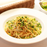 Spaghetti aglioolio with whitebait, tobiko, and condiments