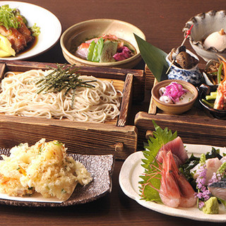 そばや鮮魚をはじめアラカルトも充実。ご宴会コース5,000円