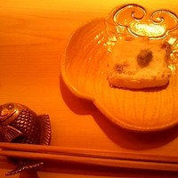 麻布 かどわき - 白子豆腐。まわりはこんがり香ばしく中はトロトロ白子味。わさびを添えて。