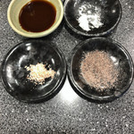 とんかつ檍 - ソースと塩達