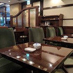 椿屋珈琲 - [内観] 店内 テーブル席 (喫煙) ③