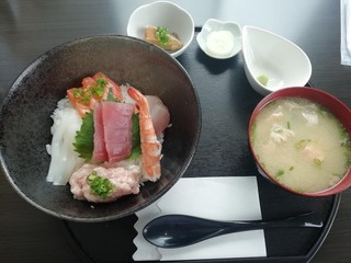 Kawano Sengyo Tensemmi - 海鮮丼（並・１１００円）