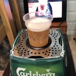 Plaza Premium Lounge - カップの底からビールが充填されます♪