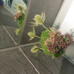 レストラン コートドール - トイレの生け花、もうちょっと縦の空間の強弱を生かしてください。