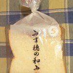 パン工場 - 料理写真:【みず穂の和み￥330(税抜)】
湯種で作られた食パン
生食はもちろん、焼いても美味しい(*^￢^*)
ちょっとお値段高めだけど、オススメの一品☆