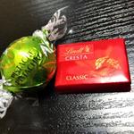 リンツ ショコラ ブティック＆カフェ - リンドール ピスタチオ (Lindor Pistachio)、 
            
            ナポリタン クレスタミルク (Napolitain Cresta Milk) 