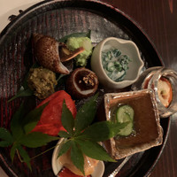 たでの葉 - 前菜盛り。上のガラスの器から時計回りで、湯葉、じゅん菜、イチジク、ホウズキ、蕗味噌、貝と続きます。