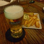 Yonchome Cafe - 2012年01月：ビールとアンチョビポテト。