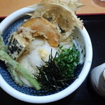 満月 - 野菜天ぶっかけ 680円  冬でも麺のコシを堪能したいなら冷で食うべし！