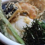 満月 - 野菜天ぶっかけは、ごぼ天にナス、ｲﾝｹﾞﾝなど入り、お得。