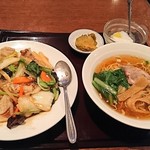 中華料理 福隆酒家 - 中華丼＋半ラーメン