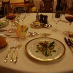 ラ・メール ザ クラシック - パンとワインもテーブルに揃いました。