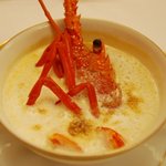 ラ・メール ザ クラシック - 「伊勢海老クリームスープ（殻入り）」をアップで