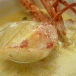 ラ・メール ザ クラシック - 「伊勢海老クリームスープ（殻入り）」をスプーンですくったところ