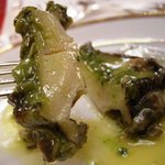 ラ・メール ザ クラシック - 黒鮑ステーキ（50g） 2種類の香草バターソースをさあ、いただきましょう。