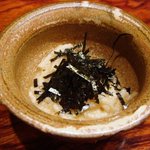 家のごはん - お通しは、山芋を細かく刻んで海苔をふりかけたもの