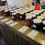 モヌッカ - コンフィチュールの瓶詰め