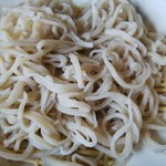 炭火焼鳥 萃 - セットの手打ち蕎麦 (いかにも手打ちという食感で旨い)