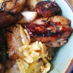 炭火焼鳥 萃 - 焼き鳥丼アップ (錦糸卵やネギも旨い)