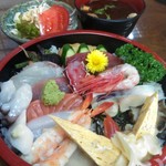 Hisazushi - 久寿しさん自慢の逸品「ジャンボ海鮮ちらし寿司」です、この内容で価格は税込み約1600円、安くてうまーい!