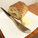 Restaurant Cinq - コースに着いてくるパン('19.4月初旬)