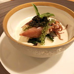 Restaurant Cinq - 2.コンソメジュレ 玉葱 ホタルイカ。キャビア オカワカメ キクラゲ 新玉葱ピュレ