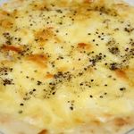 鉄板焼 蓮 - オコの嫌気の生地で４種類のチーズピザ