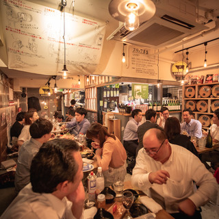 ＜ネオ大衆酒場＞昔×現代×大衆酒場をコンセプトにした空間！おしゃレトロですよ♪