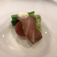鮨 まつもと - 漬けマグロの炙りに夏野菜を添えて