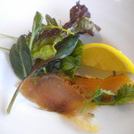 富士吉田産虹ます自家燻製朝摘みハーブサラダ